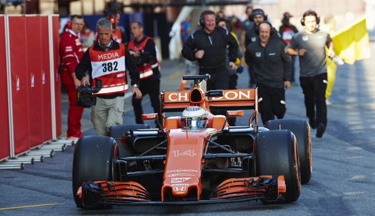 El piloto español de McLaren Fernando Alonso llega al &#039;pit lane&#039; con problemas en su monoplaza durante la primera sesión de entrenamientos libres en el circuito de Montmeló.