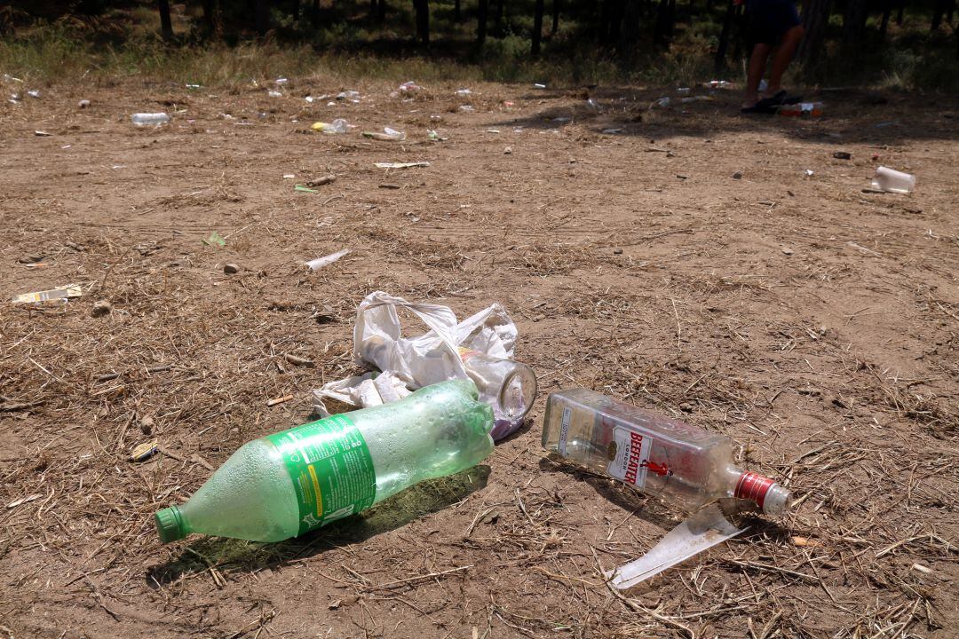 Ampolles i deixalles en el macrobotellot de Regencós