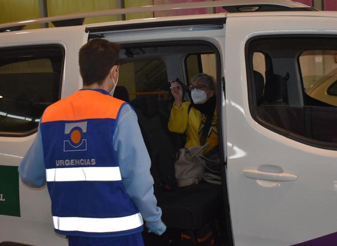 Una persona es atendida durante una jornada de vacunaciones en el Jaén Arena.