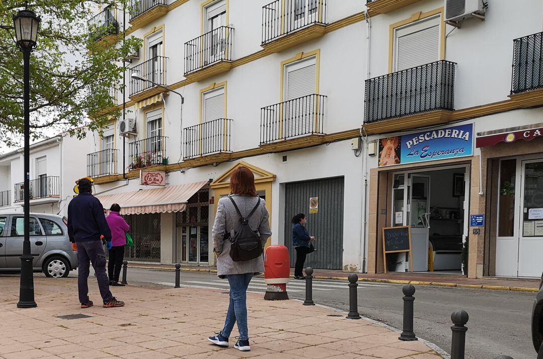 Vecinos a las puertas de un establecimiento comercial 