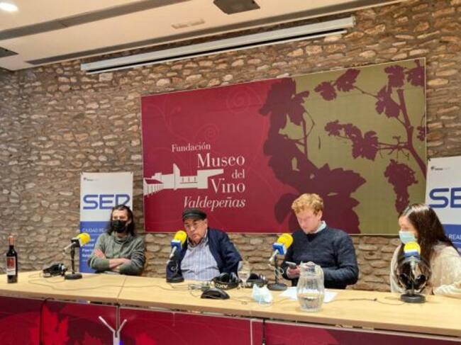 Imagen de los invitados que han participado en el programa desde el Museo del Vino como el poeta Joaquín Brotons