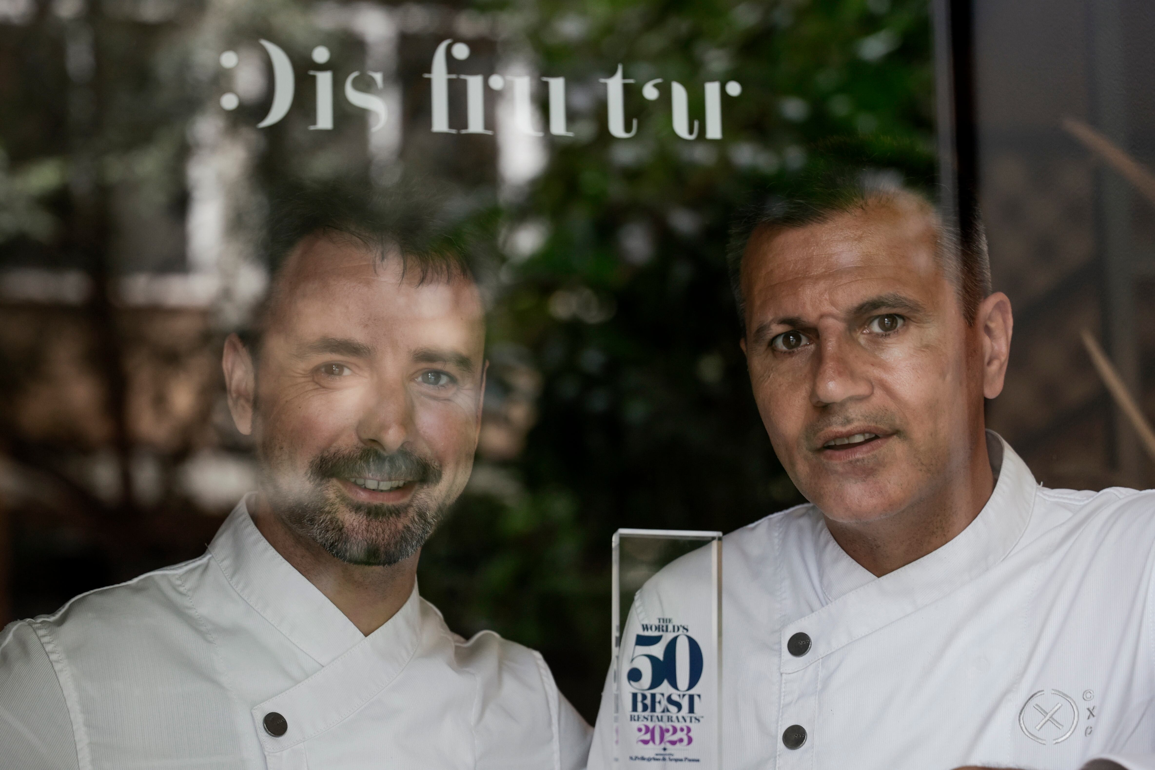 Los chefs Oriol Castro y Eduard Xatruch, en el restaurante Disfrutar, número 2 de 50 Best.