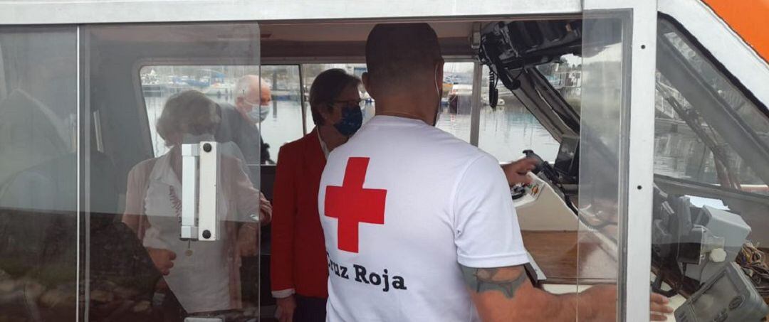 Rosa Quintana en la embarcación de Cruz Roja