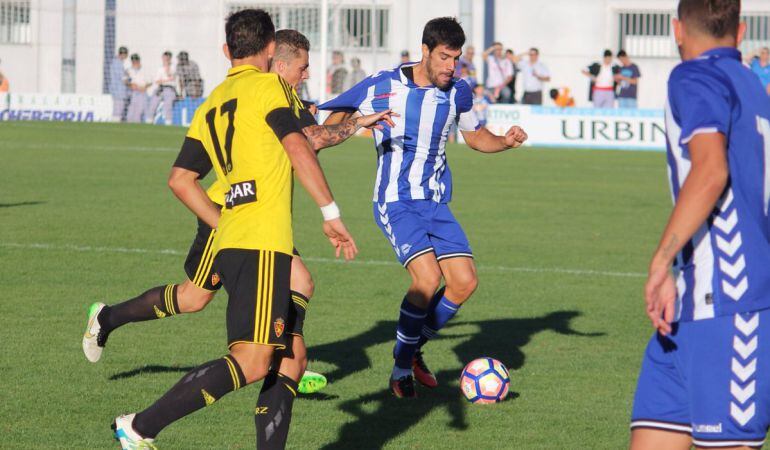 El capitán del Alavés, Manu García, con el balón.