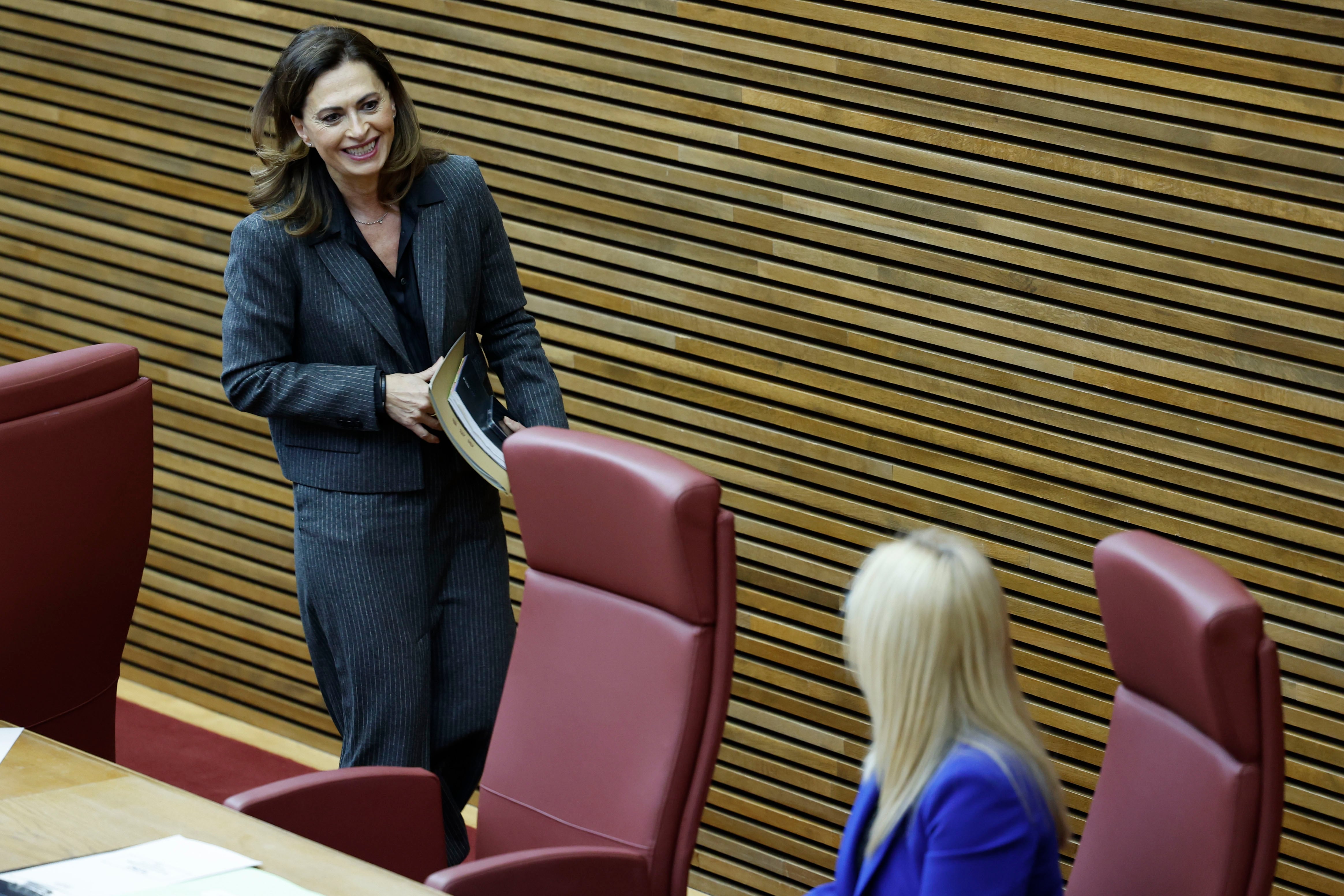 Los votos del PP y Vox han permitido elegir este miércoles a la diputada popular Magdalena González vicepresidenta segunda de Les Corts Valencianes para cubrir la vacante dejada por la socialista Gabriela Bravo hace dos meses, cuando renunció al escaño para regresar a la carrera fiscal. En la imagen González se dirige a ocupar su asiento como vicepresidente segunda.