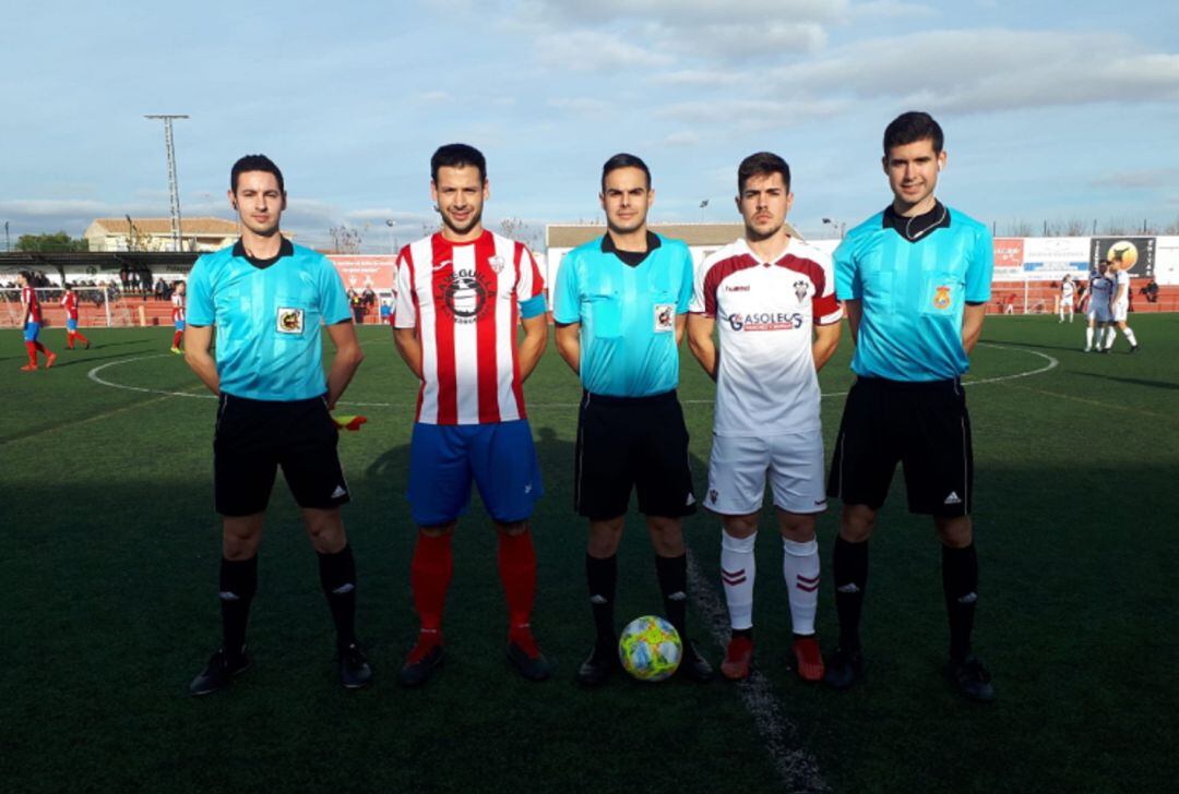 Capitanes con el trio arbitral