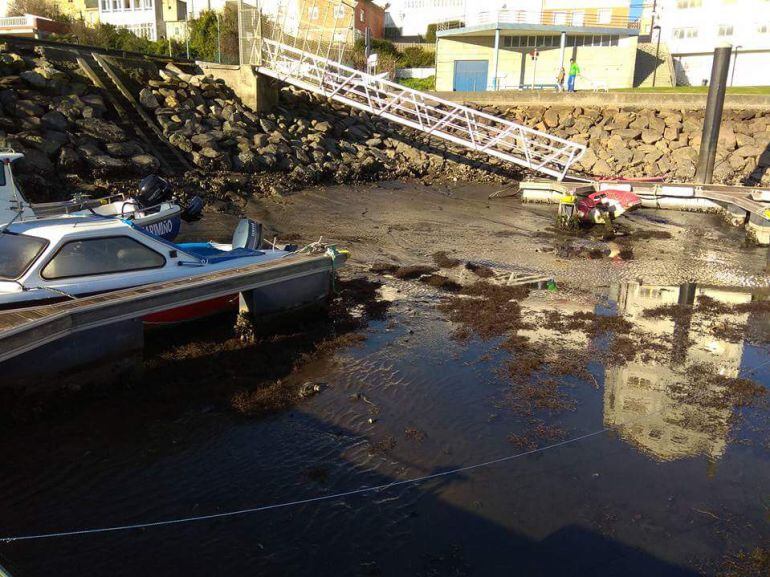 La zona de embarcaciones deportivas en el muelle de Porto Chico presenta cada vez mayores problemas de calado, según la Asociación A Ribeira.