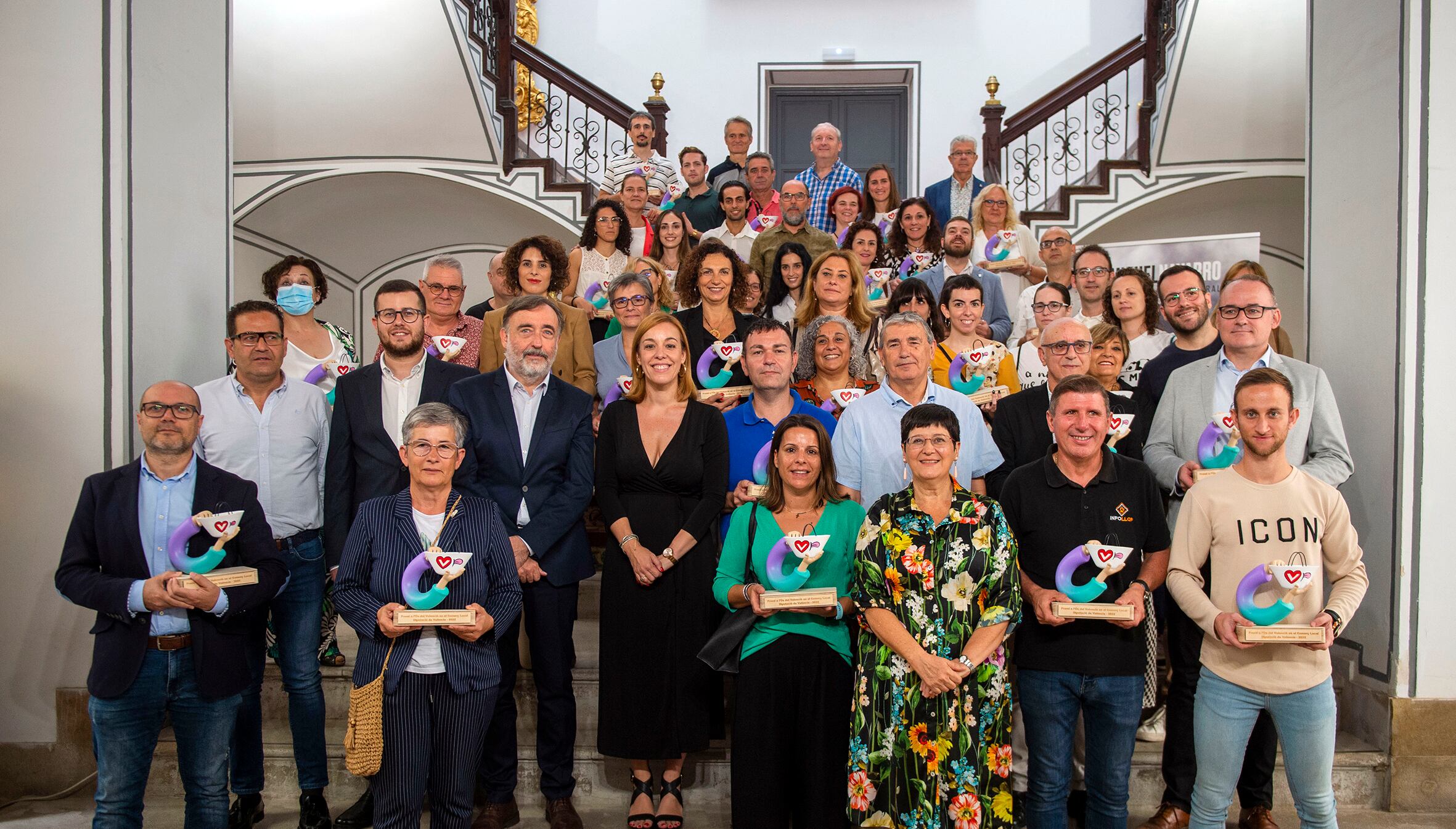 La foto dels premiats per incentivar l'ús del valencià al comerç local