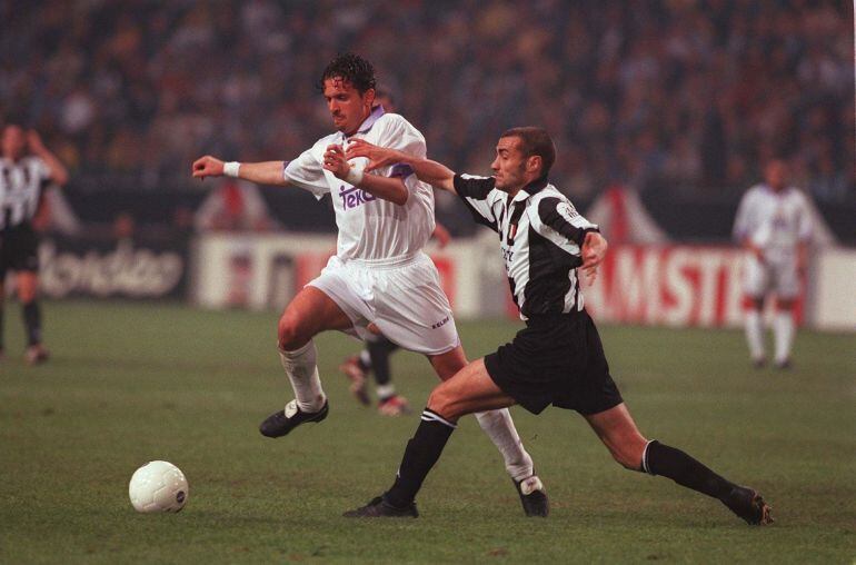 Mijatovic intenta librarse de Montero durante la final de la Champions de 1998