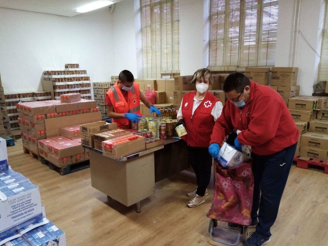 Voluntarios de Cruz Roja en ayuda alimentaria