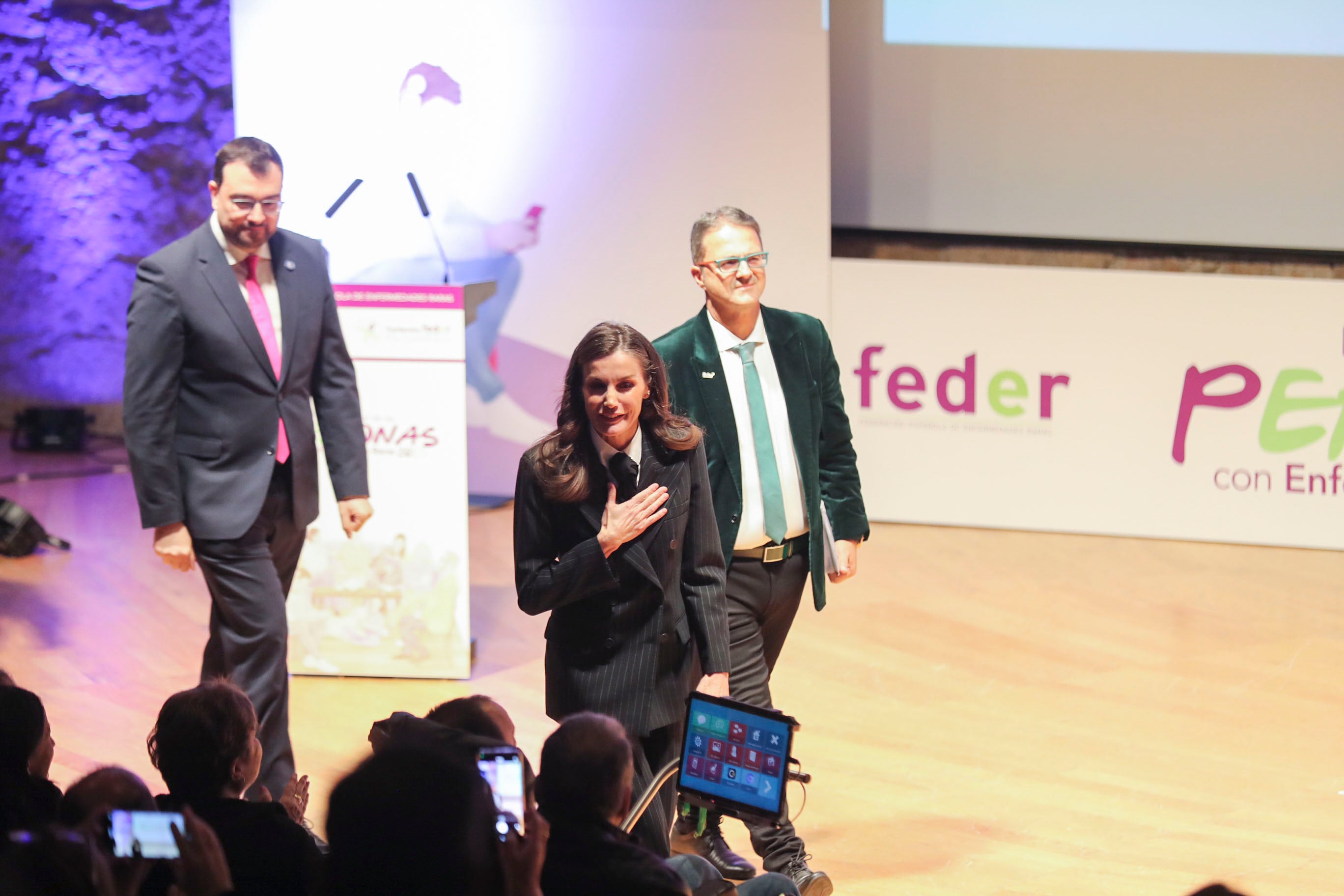 OVIEDO, 04/03/2025.- La reina Letizia junto al presidente de Asturias, Adrián Barbón (i) y el presidente de la Federación Española de Enfermedades Raras (FEDER), Juan Carrión (d), participa en un acto organizado por FEDER con el objetivo de visibilizar la realidad de más de tres millones de personas en España, este martes en Oviedo. EFE/J.L.Cereijido.
