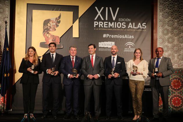 El presidente de la Junta de Andalucía, junto a representantes de empresas galardonadas con los Premios Alas.