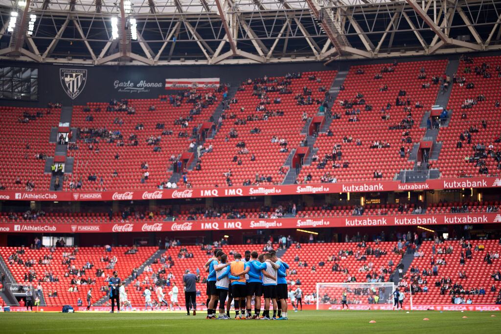 Los jugadores del Athletic, antes de comenzar el partido frente al Celta