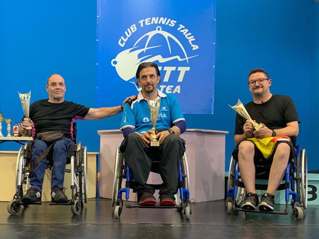 Paco Martínez (I) y Juanky Vidal flanqueando al vencedor de su categoría