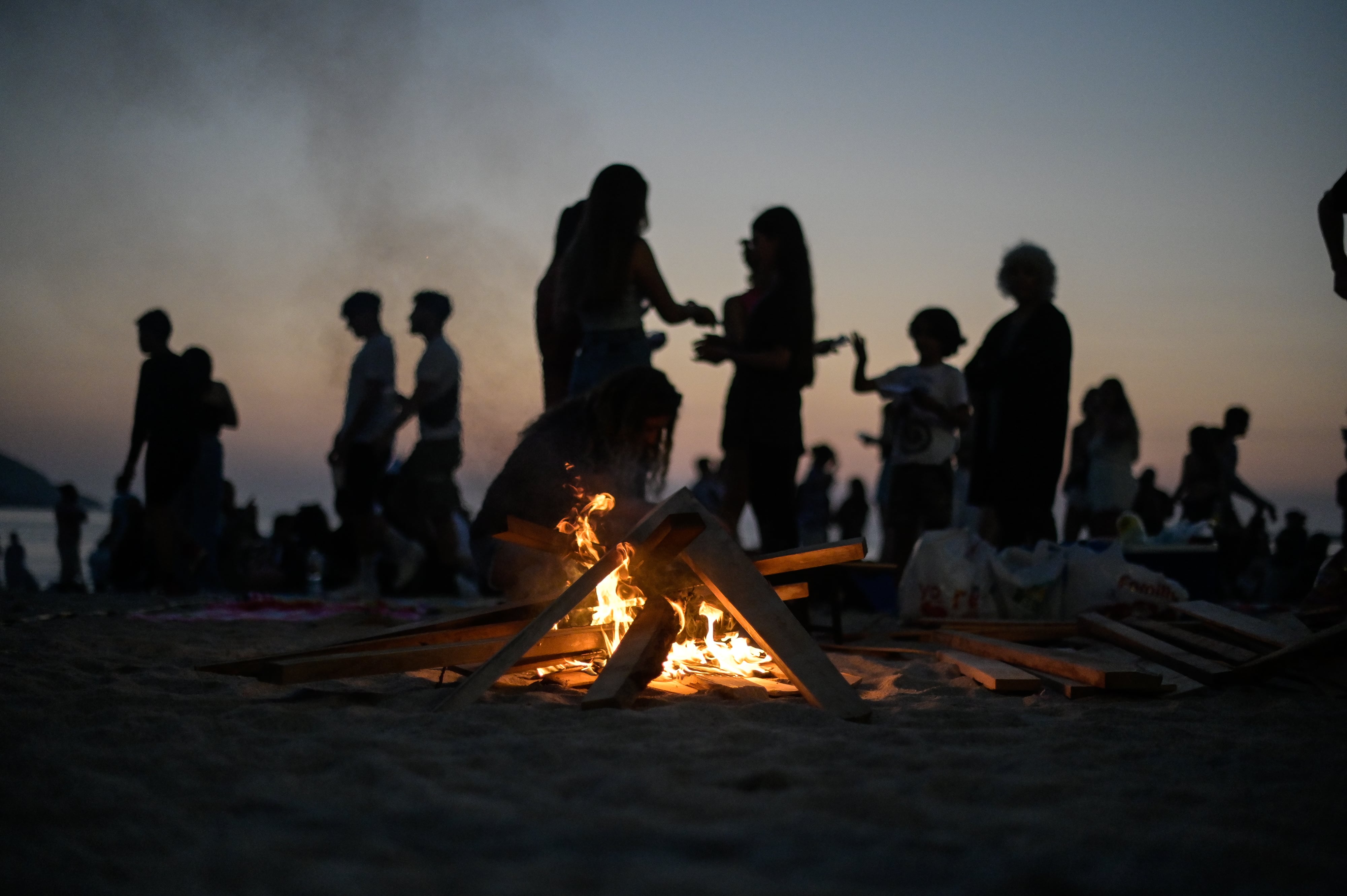 A CORUÑA, 23/06/2023.- Celebración de la Noche de San Juan en la playa del Orzán, en A Coruña. EFE/Moncho Fuentes
