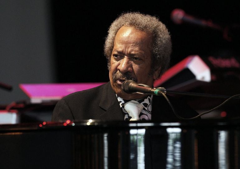 Fotografía de archivo de Allen Toussaint, uno de los músicos más reputados del panorama internacional, compositor de culto para Rolling Stones, Paul McCartney u Otis Redding, que falleció anoche tras actuar en el Teatro Lara de Madrid