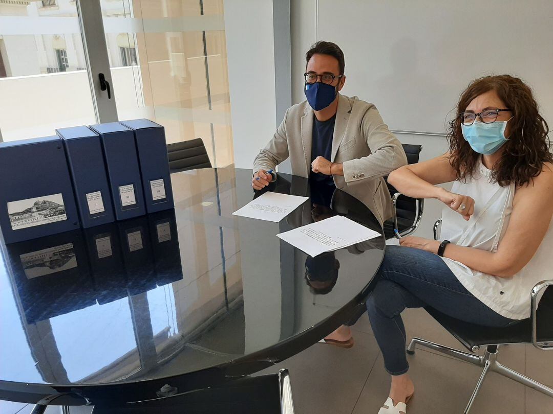 Momento en el que el concejal de Urbanismo y la edil socialista firman el acuerdo