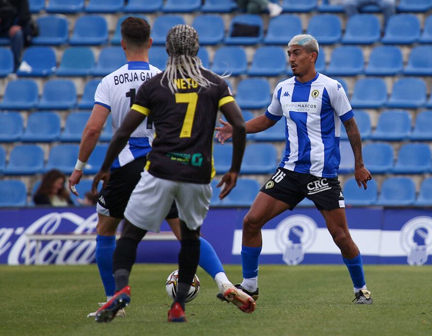 Borja Galán y César Moreno, jugadores del Hércules, frente al Polideportivo El Ejido