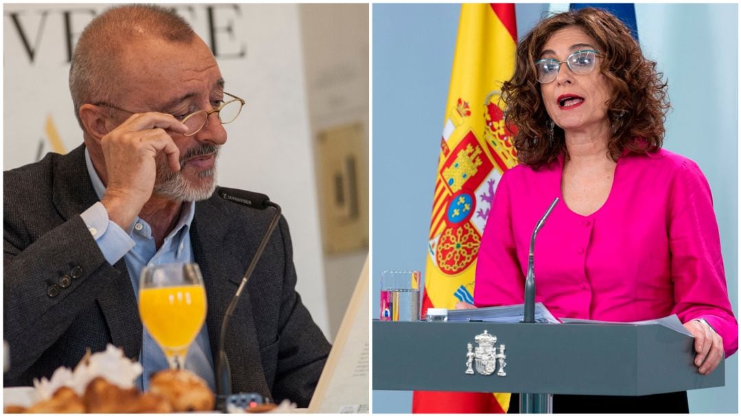 El escritor Arturo Pérez-Reverte y la ministra de Hacienda y portavoz del Gobierno, María Jesús Montero