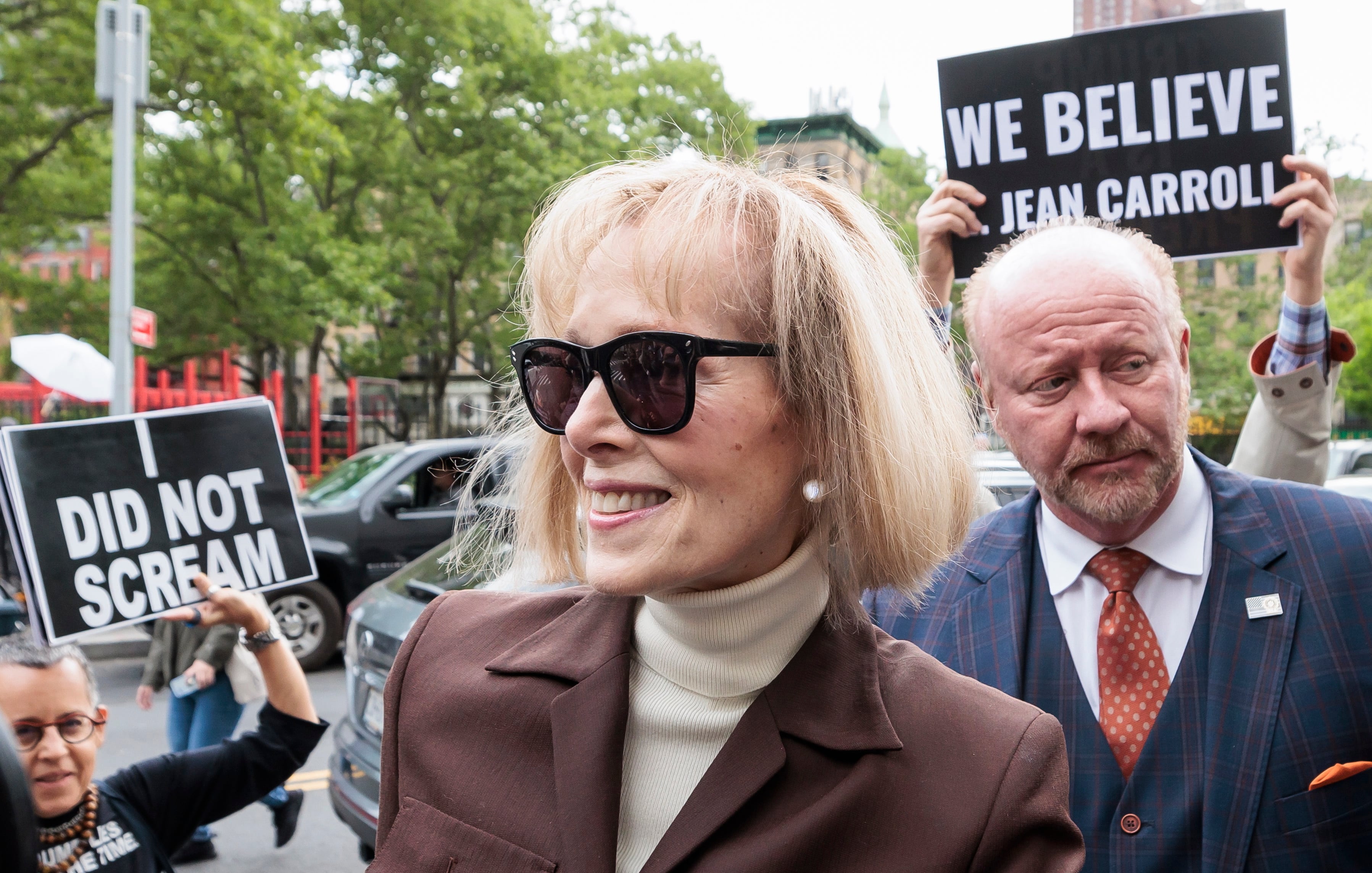 E. Jean Carroll llegando a la corte en la que se ha deliberado su caso contra Donald Trump.