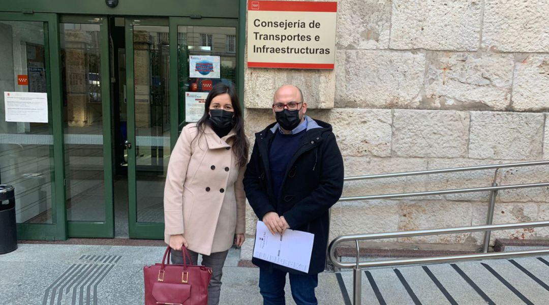 La alcaldesa de Sotodel Real, Noelia Barrado y el alcalde de Manzanares El Real, José LuisLabrador en la Consejería de Transportes e Infraestructura