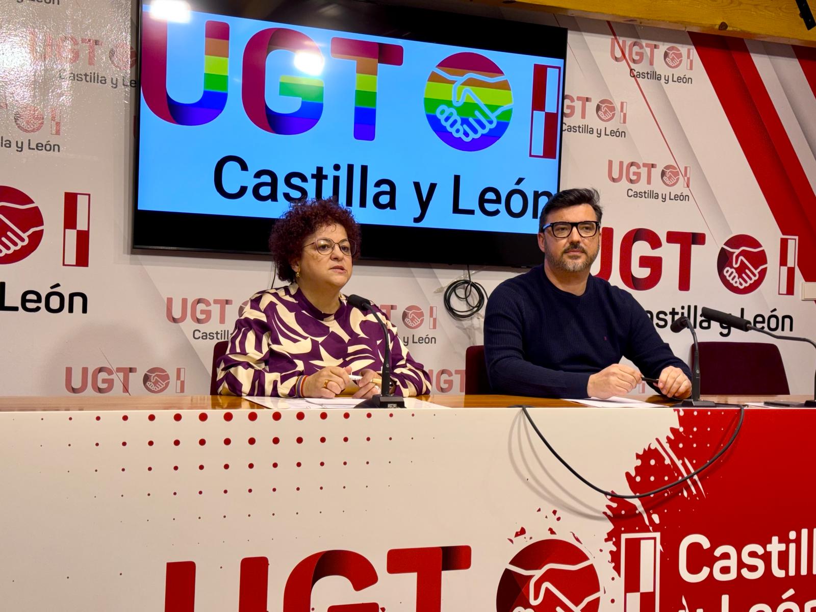 El responsable confederal del área LGTBI de UGT, Toño Abad y la secretaria ejecutiva de UGTCyL responsable del área LGTBI, Sonia González, este martes en rueda de prensa en la sede del sindicato en Valladolid