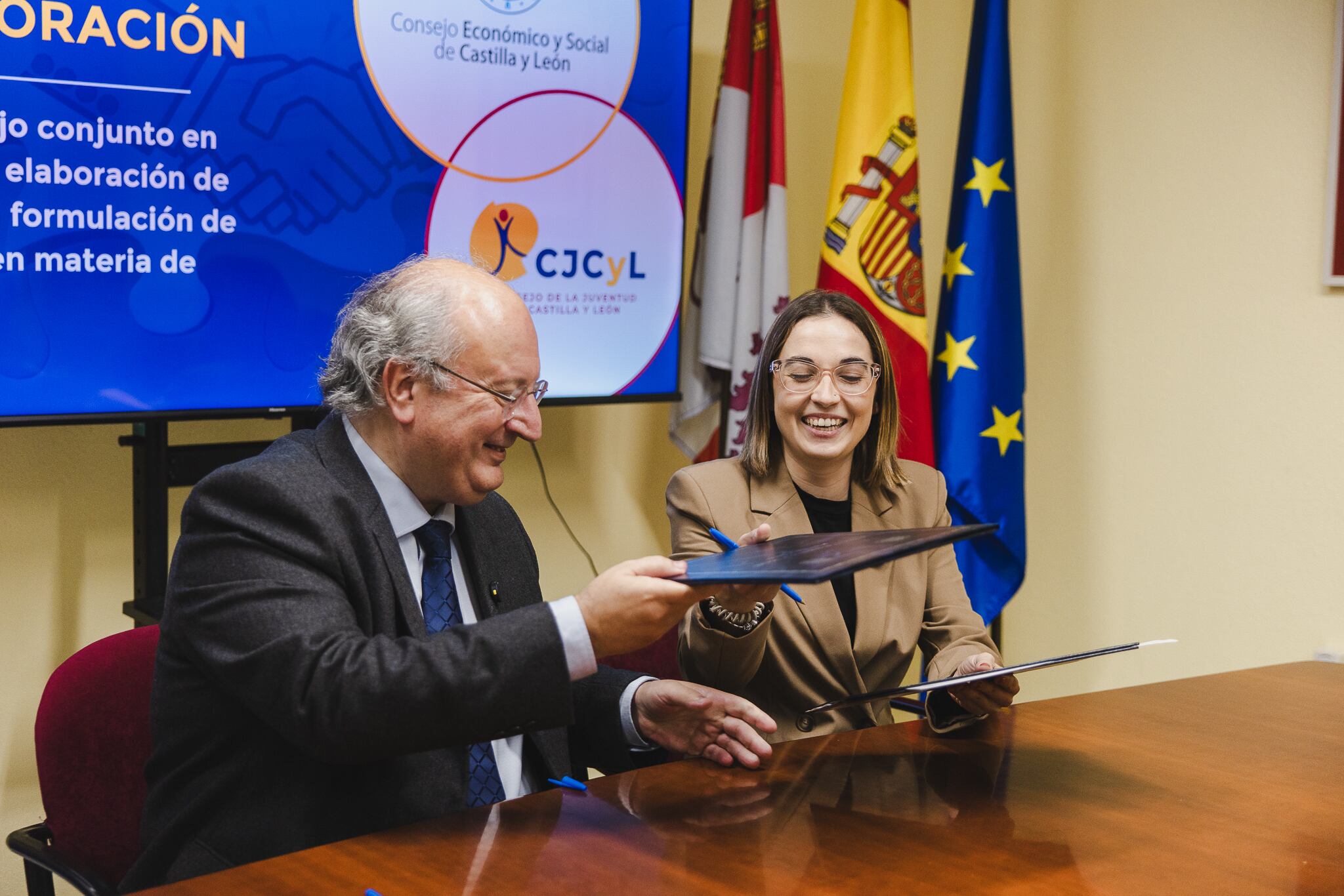 El Consejo de la Juventud de Castilla y León (CJCyL) y el Consejo Económico y Social de Castilla y León (CESCyL) firman un nuevo protocolo de colaboración con el objetivo de establecer un marco de trabajo conjunto para el estudio y la elaboración de informes y propuestas en el ámbito de sus respectivas competencias. En la firma participan el presidente del CESCyL, Enrique Cabero Morán y la presidenta del CJCyL, Sandra Ámez Sáez.