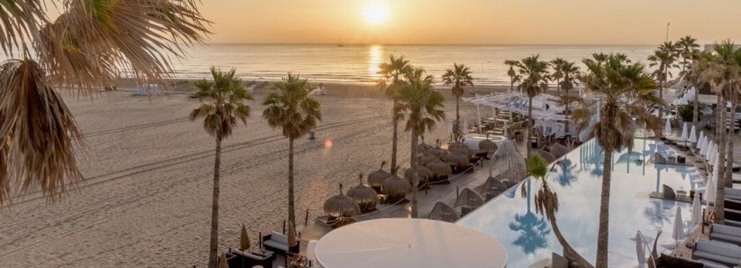 Amanecer en Marina Beach, la playa urbana de València