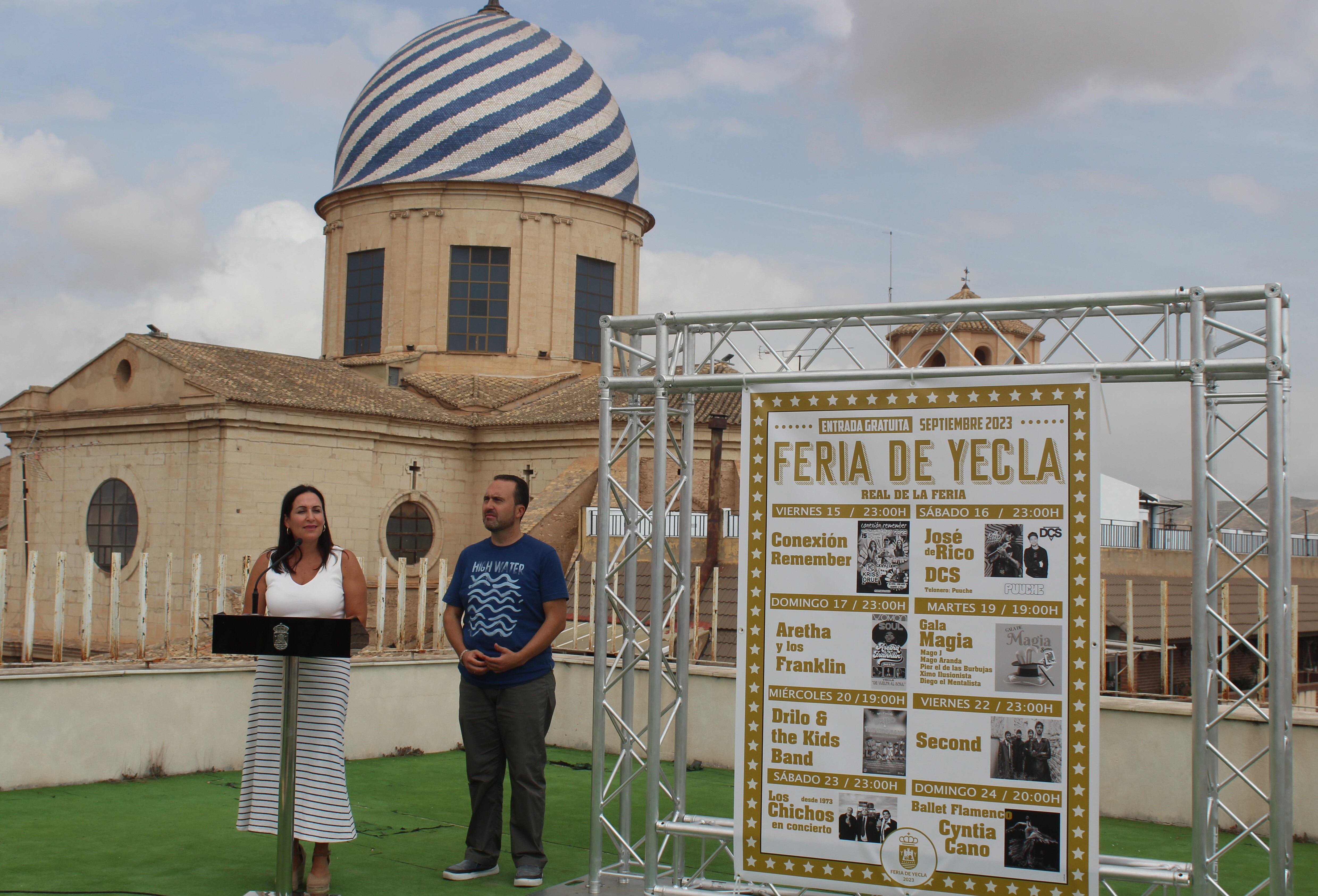 La alcaldesa de Yecla y el concejal de Festejos durante la presentación de los actos de Feria