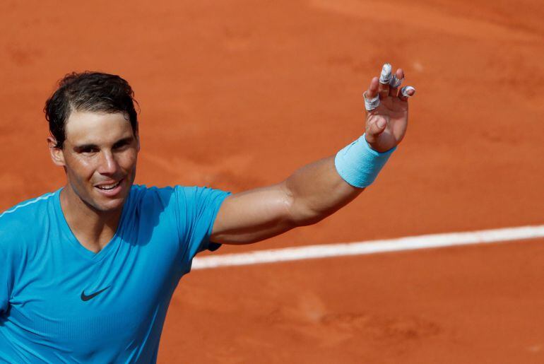 Nadal saluda al público tras vencer a Gasquet