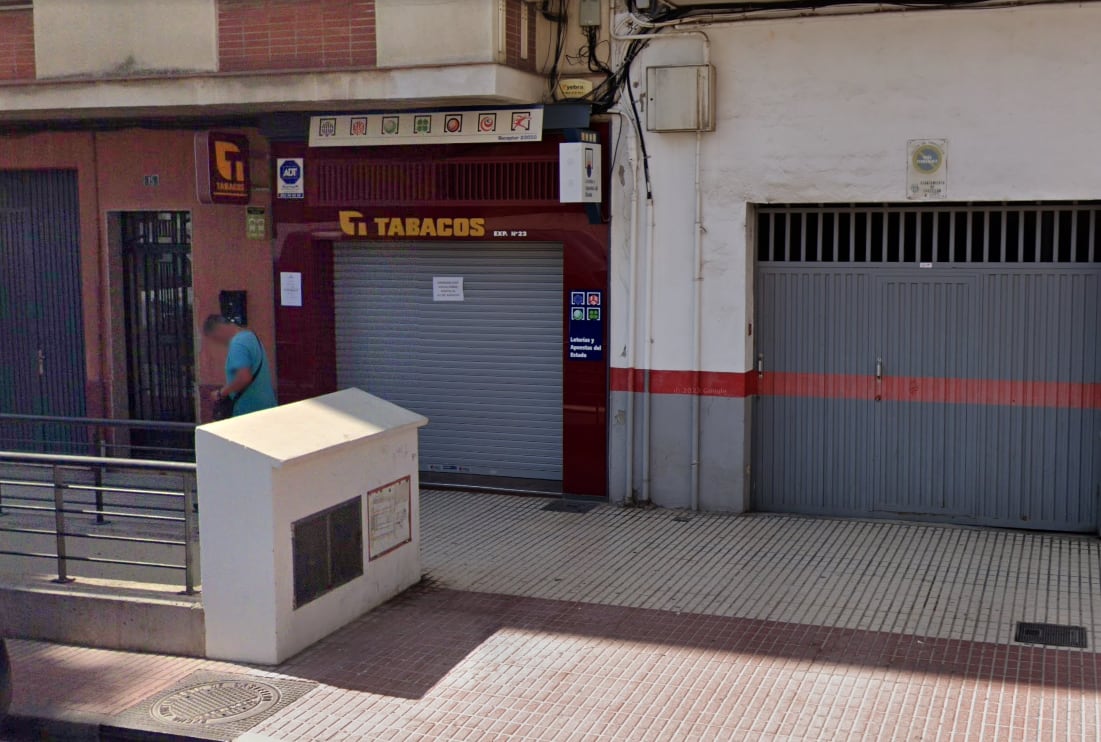 Fachada del estanco de la Calle Cardenal Costa que ha entregado el premio