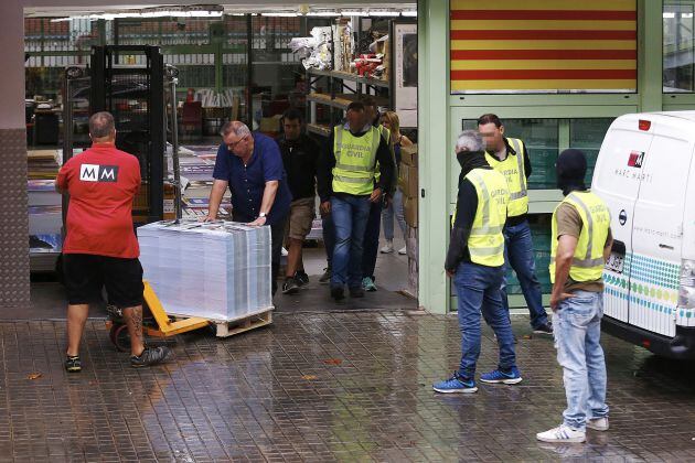 La Guardia Civil ha intervenido cerca de 100.000 carteles de publicidad.