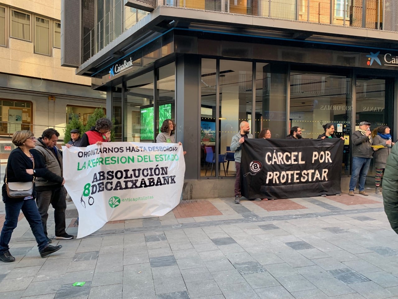 Protesta ante Caixabank/Foto SER GU