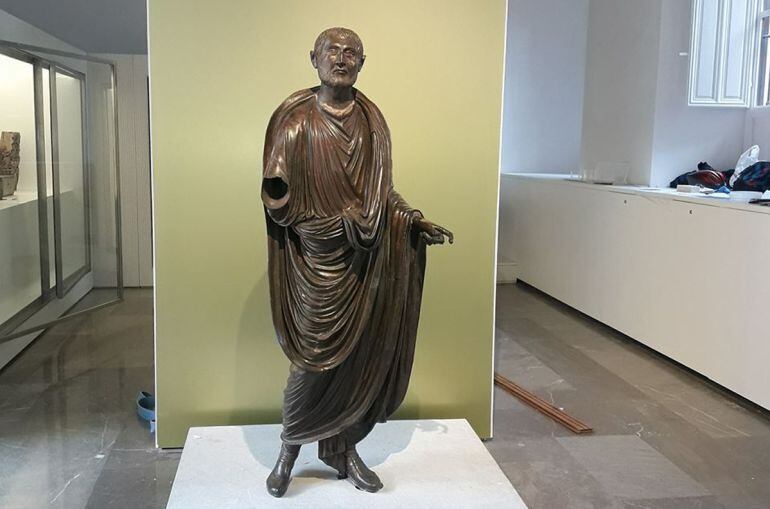 La escultura "Togado de Periate" en la nueva selección de piezas del Museo Arqueológico de Granada para su reapertura. Así ha quedado tras su instalación esta semana en una foto subida por el director del espacio a sus redes sociales
