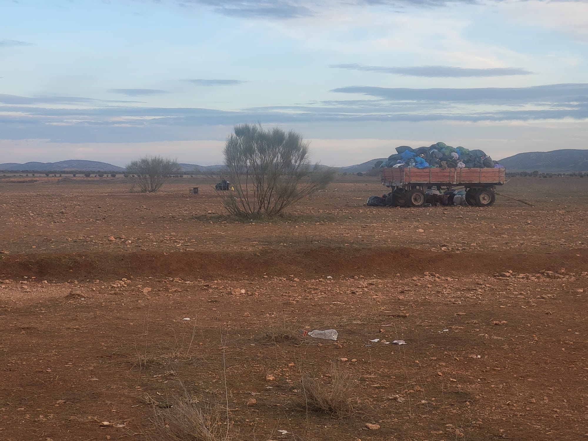 Bolsas de basura recogidas en un remolque de la zona