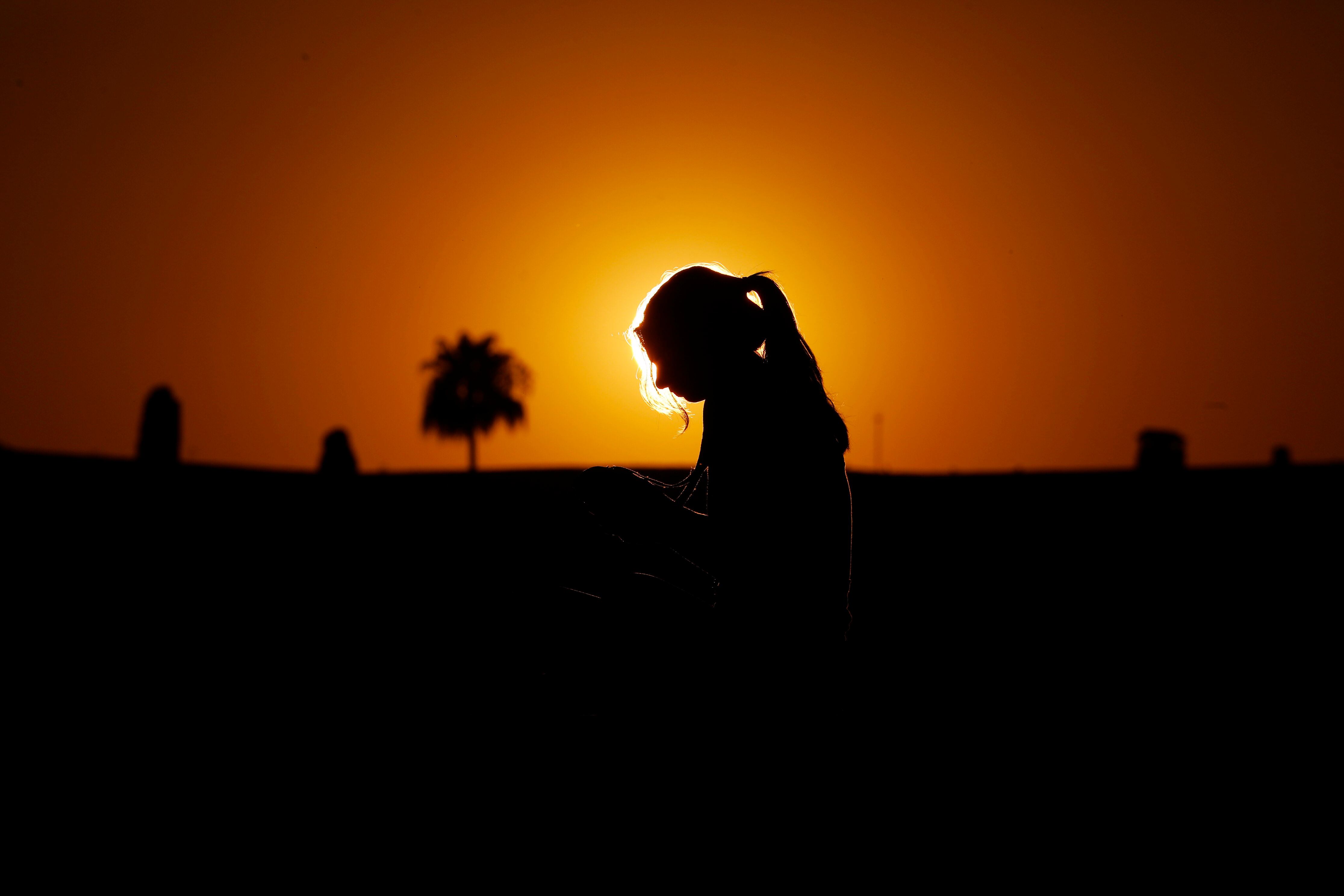 Una mujer observa el atardecer