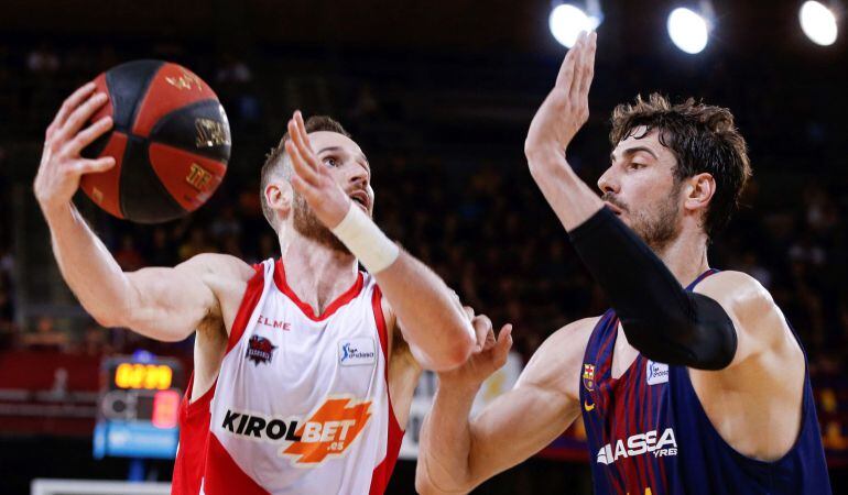 Marcelinho Huertas trata de superar la defensa de Ante Tomic.