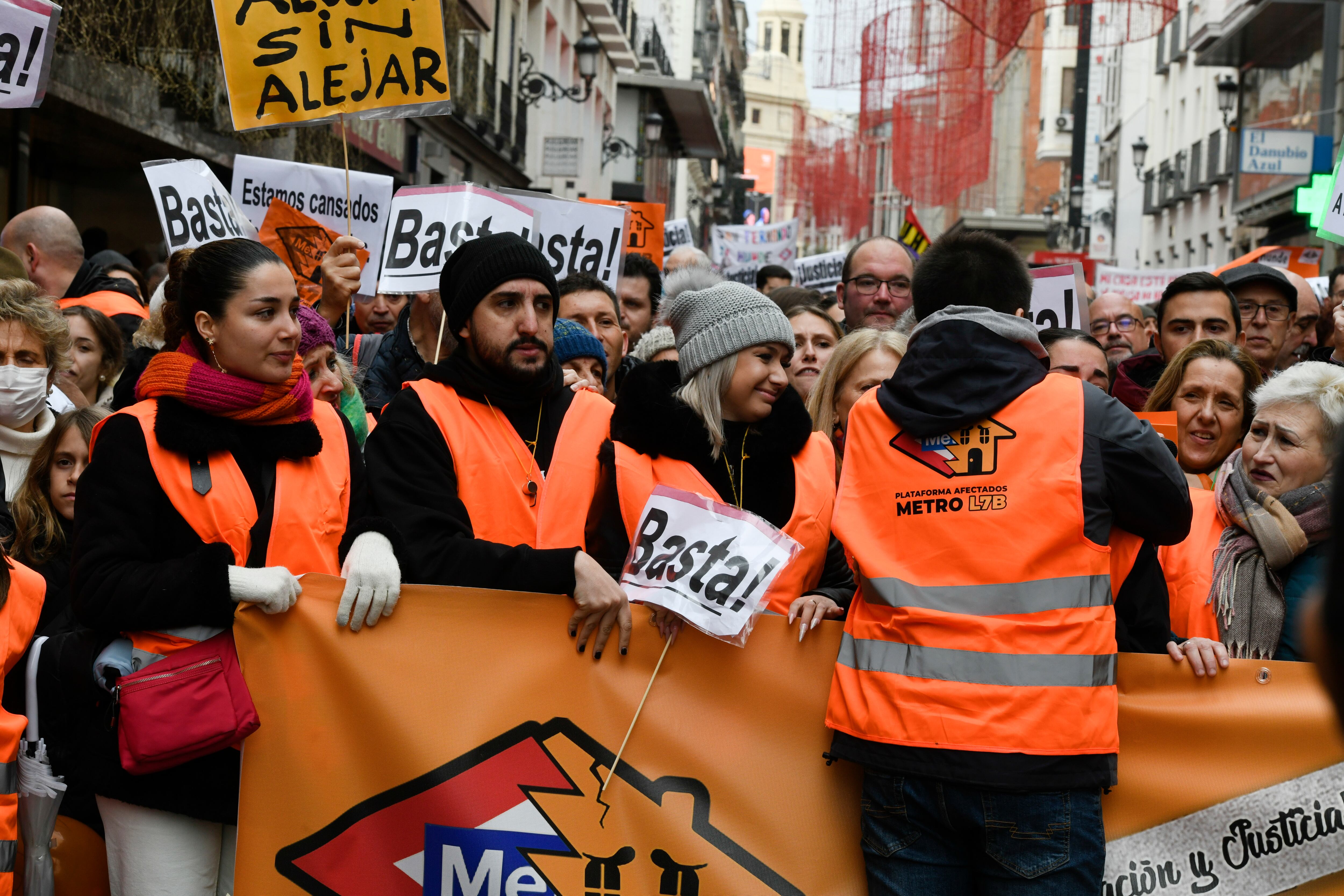 MADRID, 08/01/2023.-Vecinos de San Fernando de Henares se manifiestan este domingo por el centro de Madrid contra las obras de ampliación de la línea 7B de Metro, que han provocado los desalojos de un centenar de familias de sus viviendas. EFE/ Víctor Lerena
