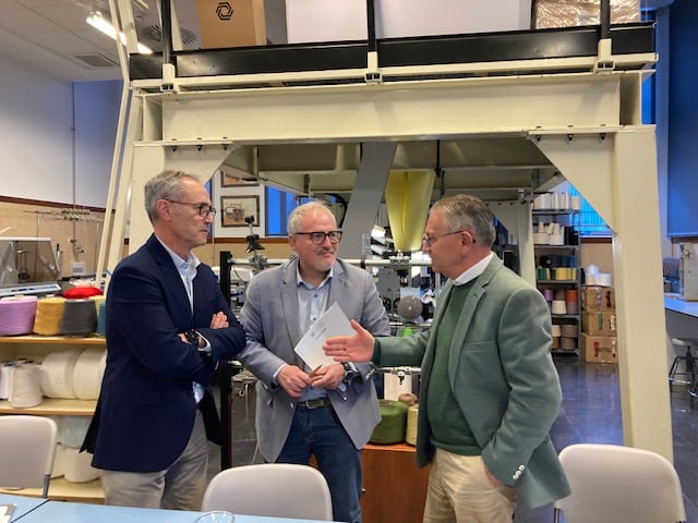 Pablo Díaz, Pau Pascual y Pepe Serna en uno de los laboratorios textiles de la UPV en Alcoy