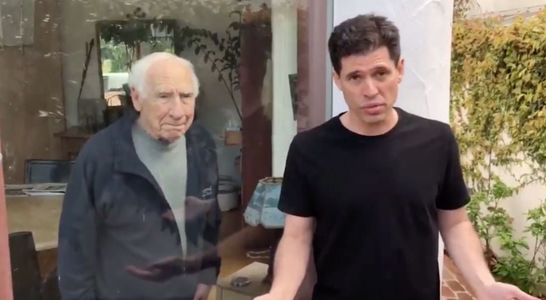 Imagen de Max Brooks durante la pandemia junto a su padre, el cineasta Mel Brooks