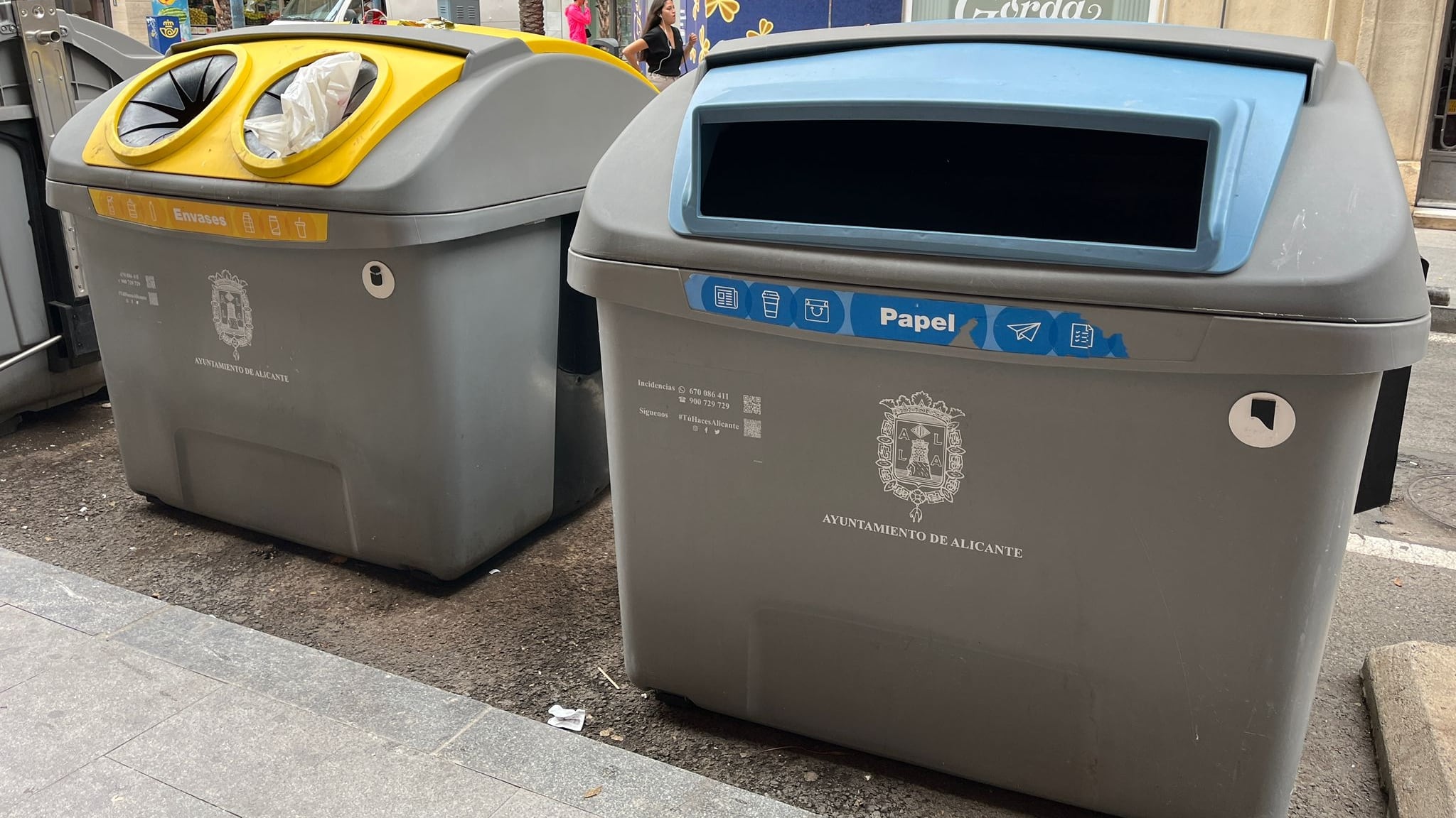 Contenedores de recogida de papel y envases en Alicante