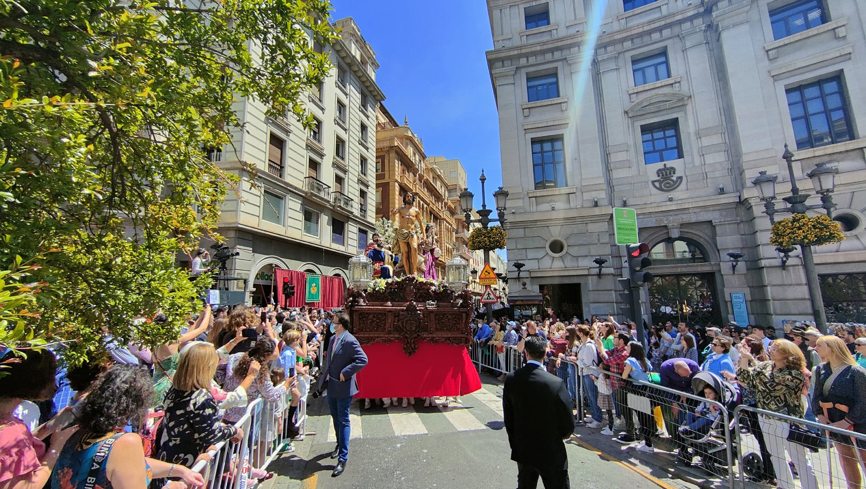 El paso de la hermandad del Resucitado y la Virgen de la Alegría, en Puerta Real de España, este Domingo de Resurrección, cerrando la Semana Santa de Granada de 2022