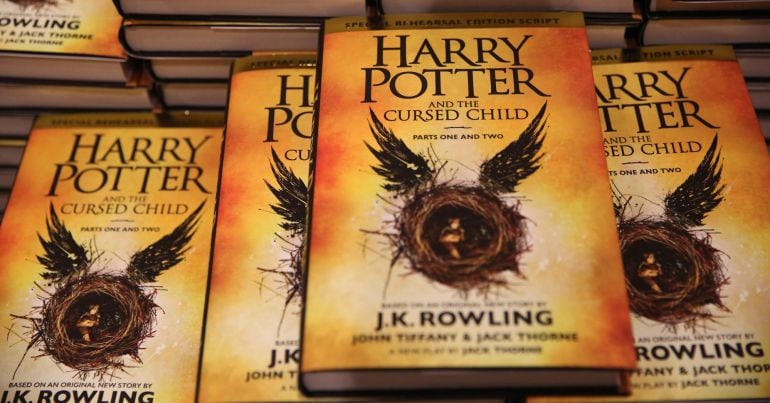 Copias del libro &quot;Harry Potter y el niño maldito&quot; en una librería londinense.