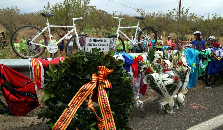 Homenatge amb flors i mallots al lloc de l&#039;accident. 