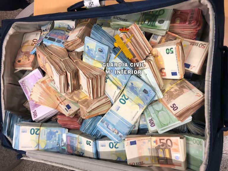 Parte del dinero incautado por los agentes en la terminal de Málaga