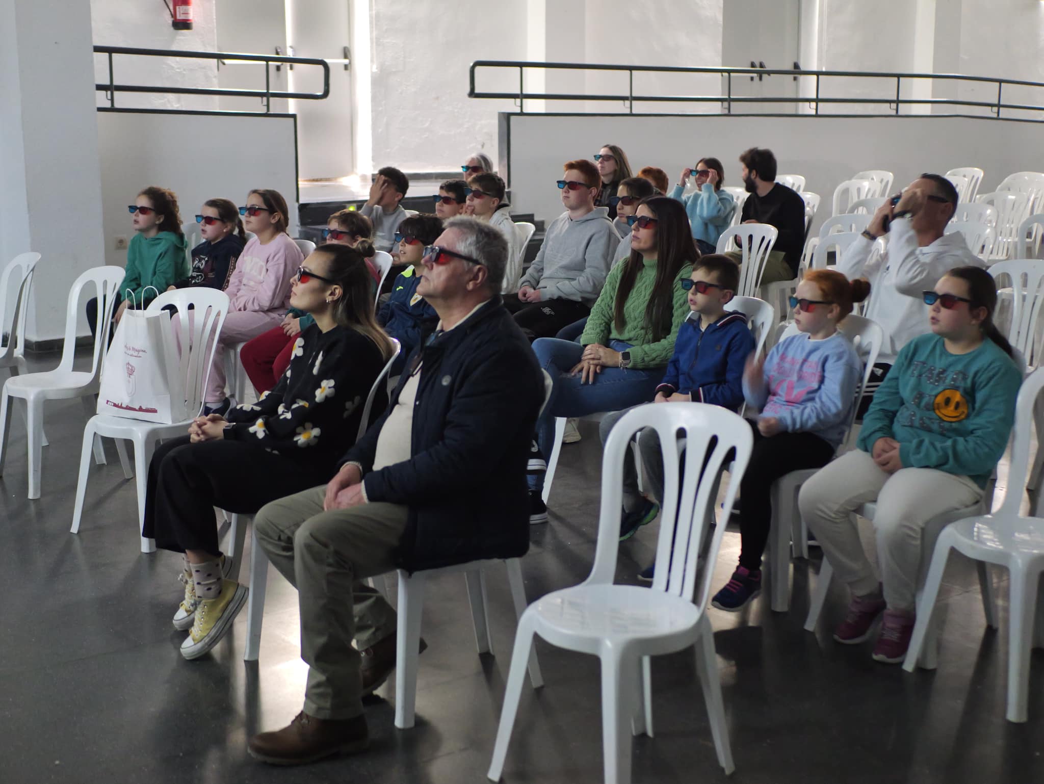 Público asistente a la presentación con gafas para 3D para el visionado