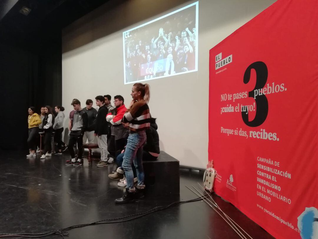 Alumnos de los centros educativos de Salobreña asisten a la presentación de la campaña &quot;Yo cuido mi pueblo&quot;