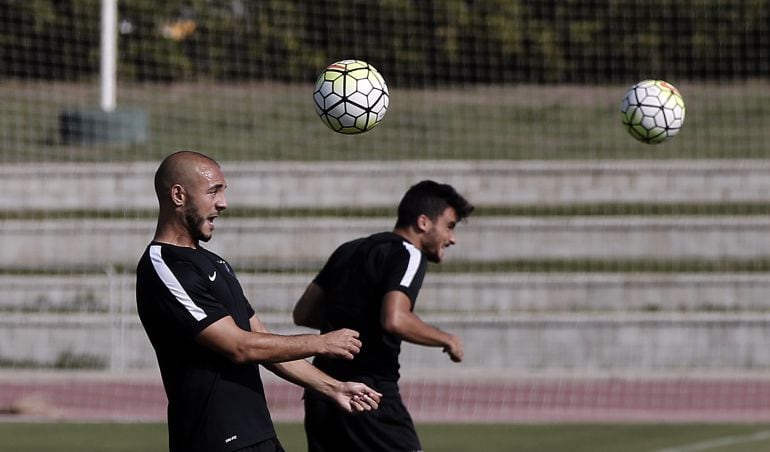 Nordin Amrabat cabecea un balón junto a Juan Carlos en el entrenamiento de ayer