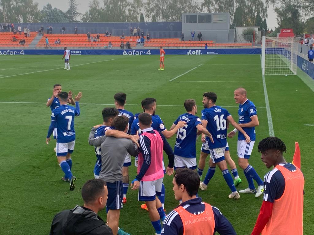 Los jugadores del Linares Deportivo celebran uno de los goles marcados al Rayo Majadahonda, en el Cerro del Espino.