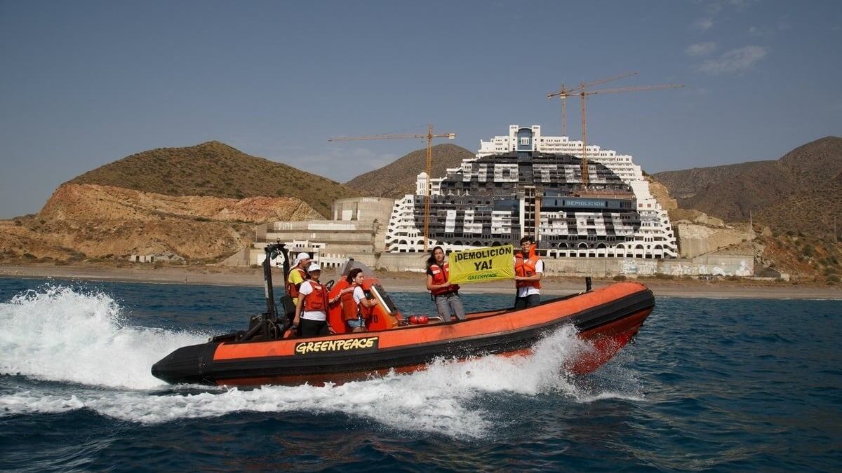 Absueltos 28 activistas de Greenpeace acusados de daños por una pintada en la fachada del hotel del Algarrobico.